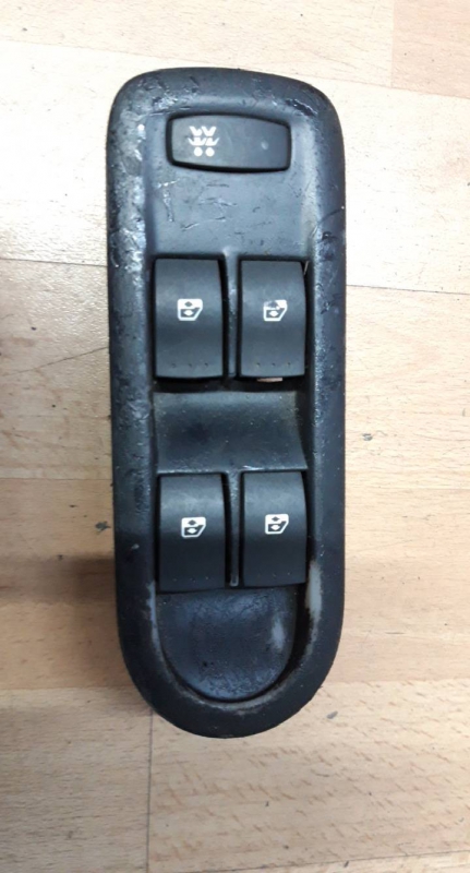 Interruptor vidros porta cond/pass (20194375).