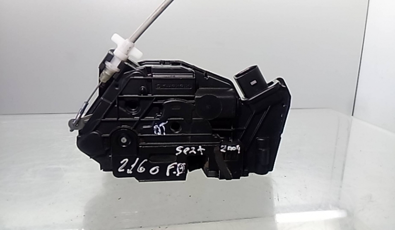 Fecho porta  fte dto (20197704).