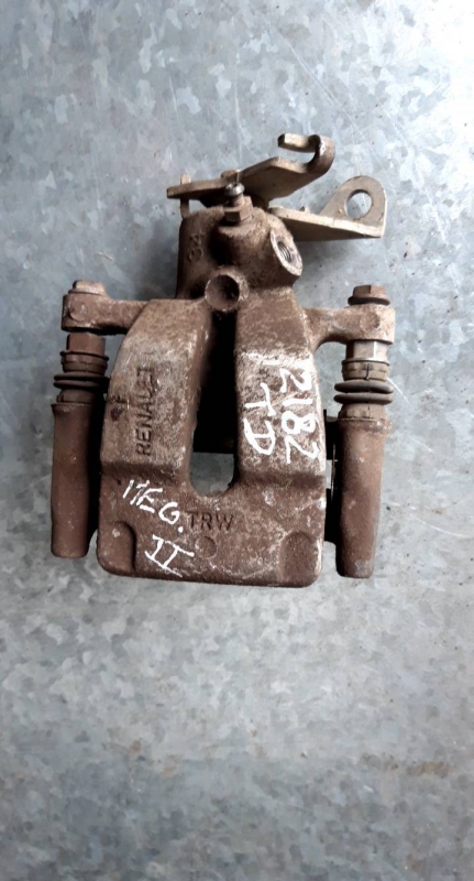 Pinça tras direita (20203929).