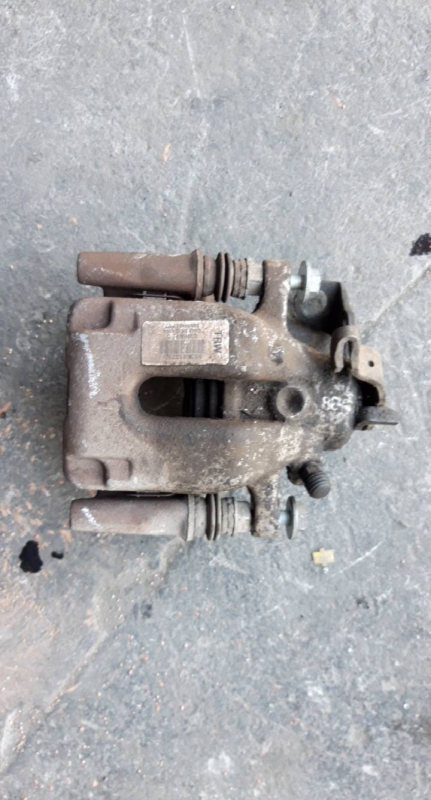 Pinça tras direita (20206251).