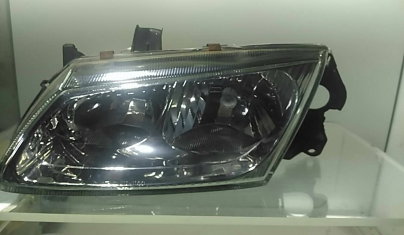 Farol esquerdo (20210437).