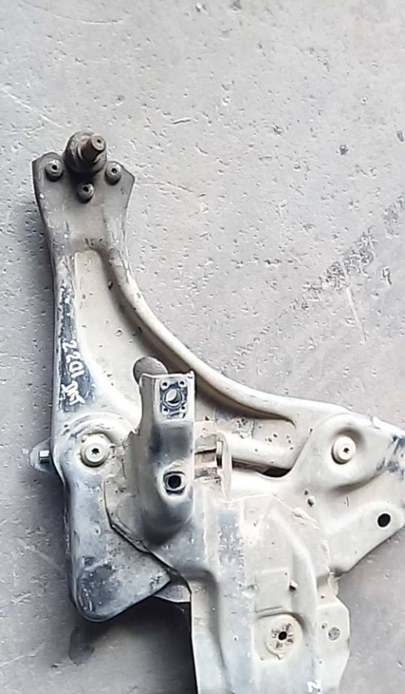 Braço suspensão frente direito (20210644).