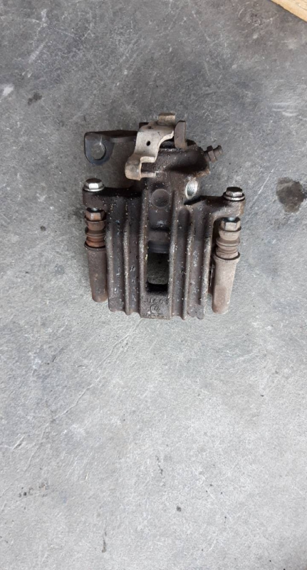 Pinça tras direita (20213546).