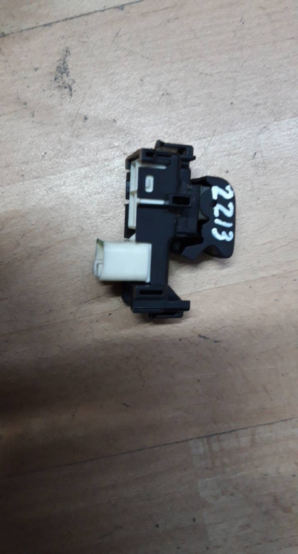 Interruptor vidro porta passageiro (20216798).