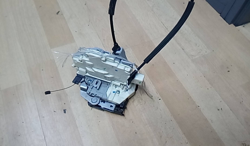 Fecho porta  fte dto (20221660).