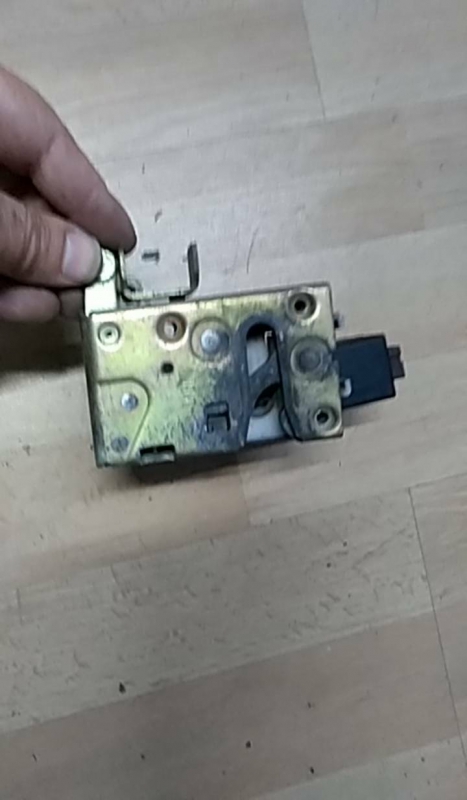 Fecho porta  fte dto (20222731).