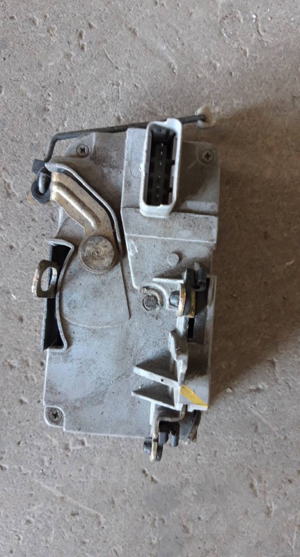 Fecho porta  fte dto (20223692).