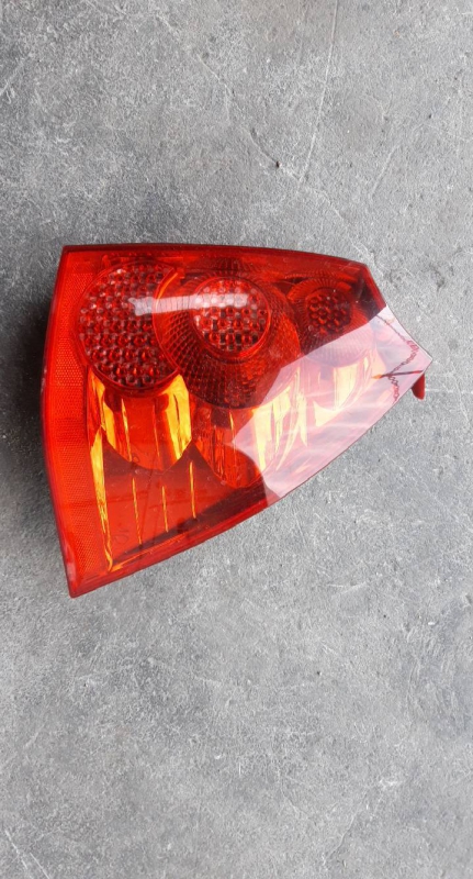 Farolim tras direito (20224010).