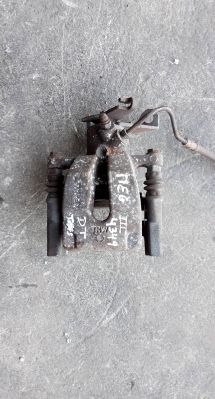 Pinça tras direita (20226031).