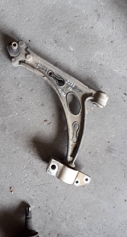 Braço suspensão frente esquerdo (20226695).