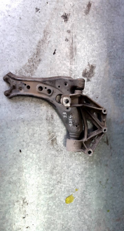 Braço suspensão frente esquerdo (20230618).