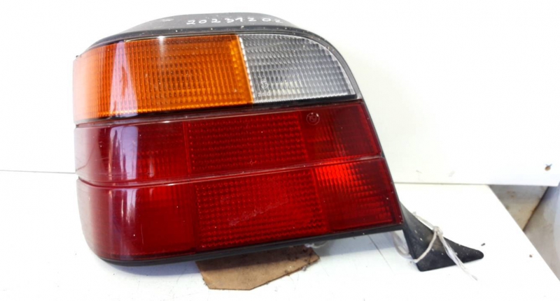 Farolim tras esquerdo (20231202).