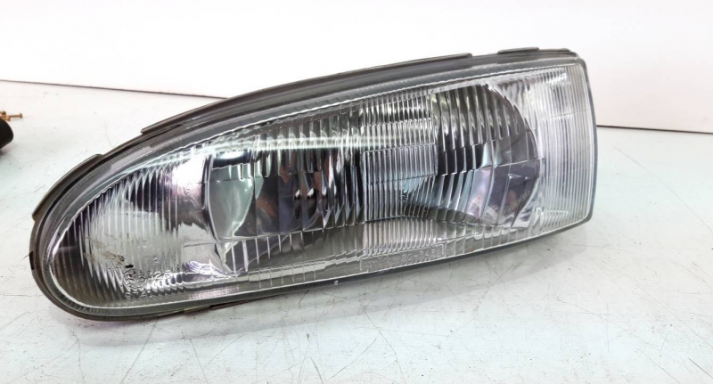 Farol esquerdo (20232254).