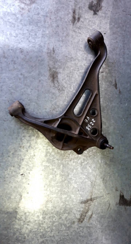 Braço suspensão frente esquerdo (20232642).