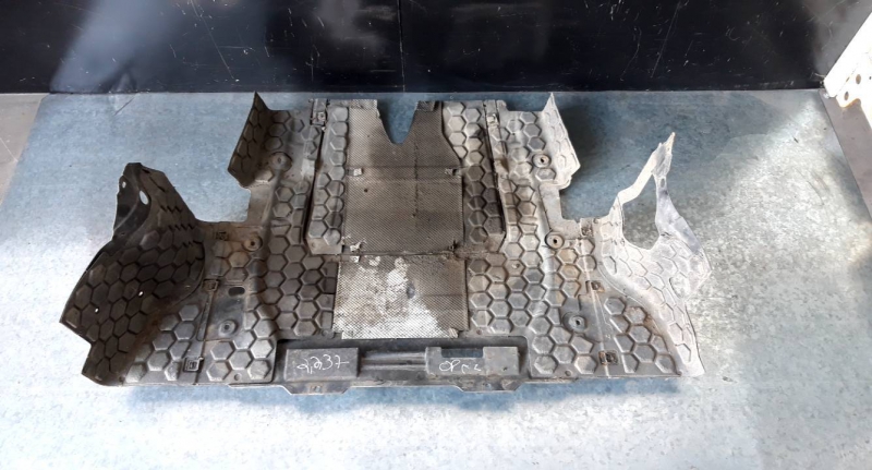 Protecção inferior motor (20232921).