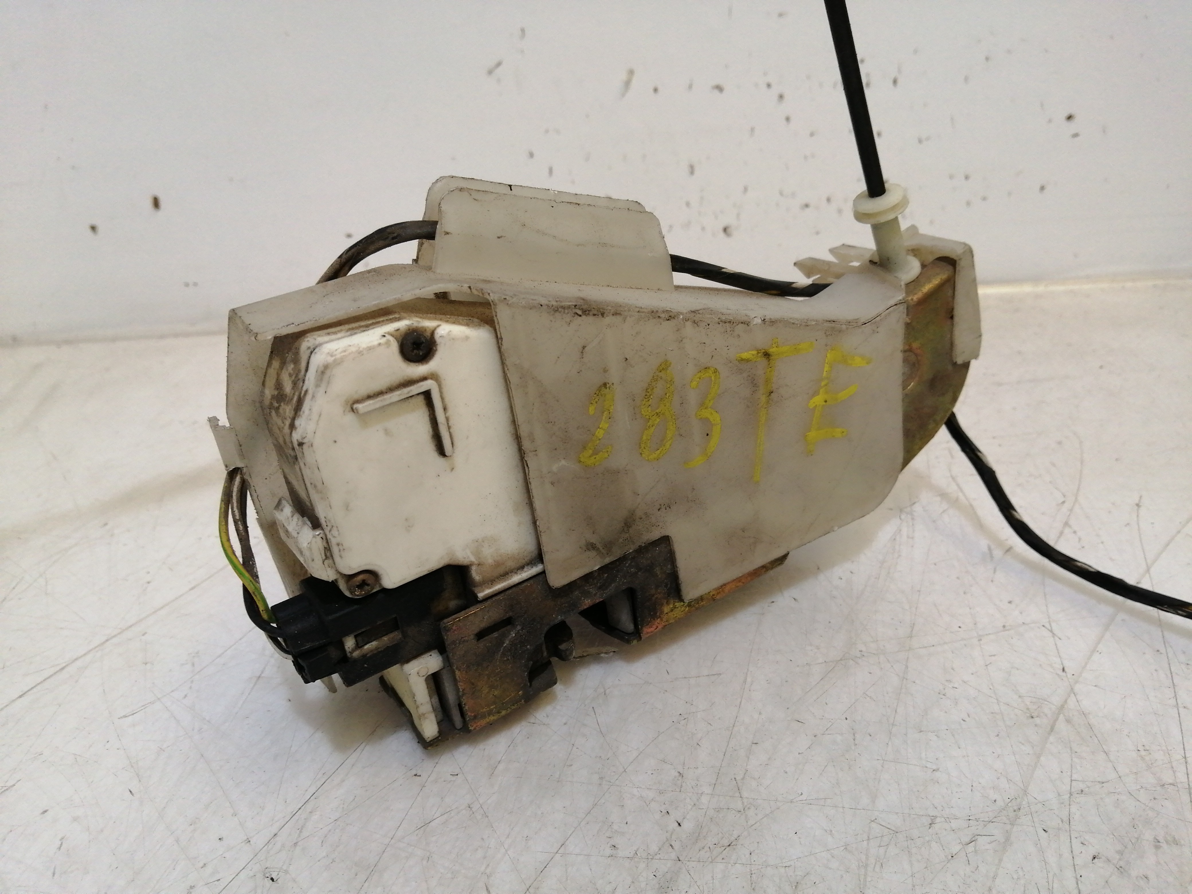 Fecho da Porta Trás Esquerdo FORD FIESTA IV (JA_, JB_) | 95 - 02 Imagem-1