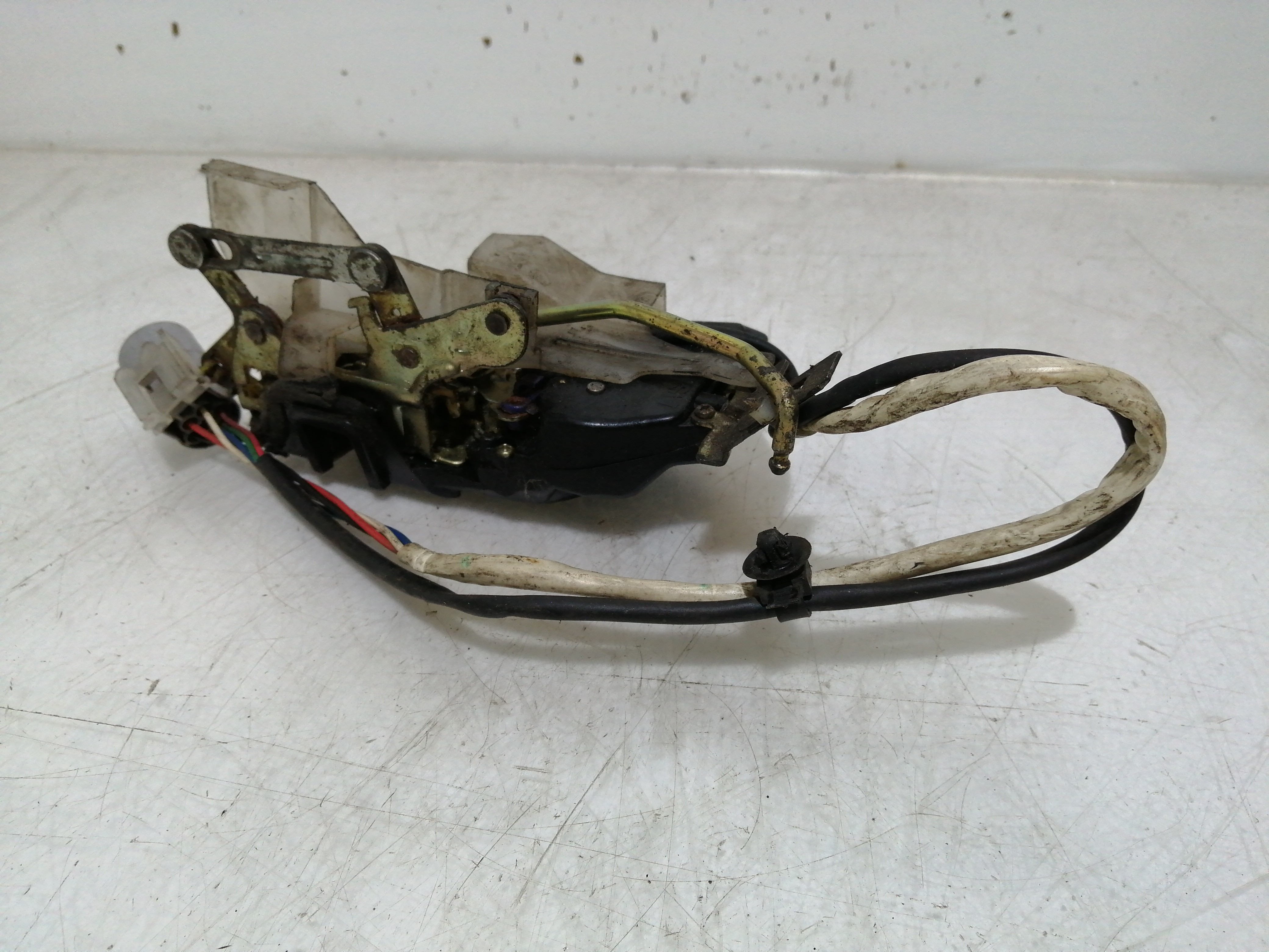 Cierre Puerta Delatera Izq. TOYOTA COROLLA (_E10_) | 91 - 99 Imagem-1