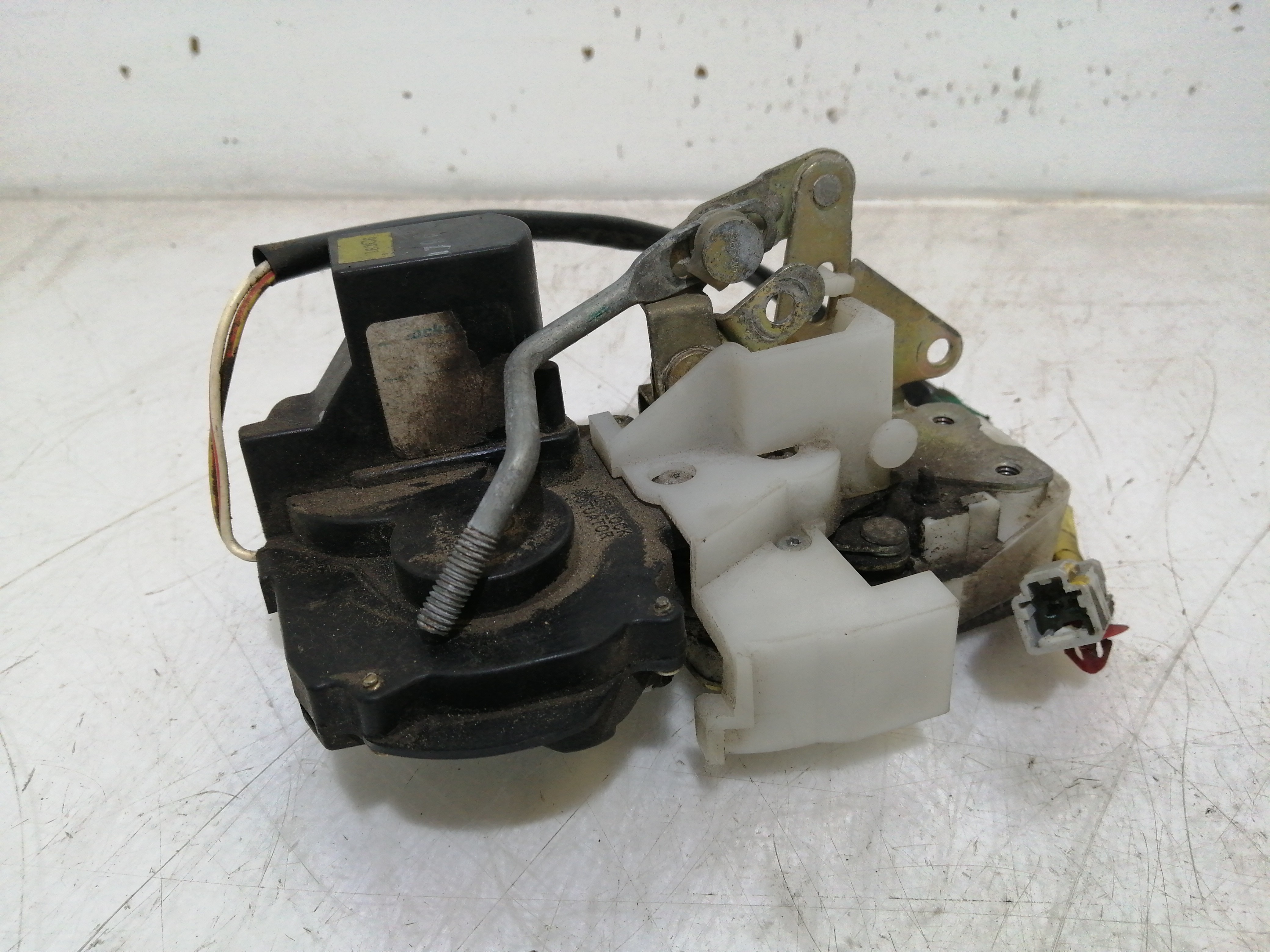 Fecho da Porta Frente Esquerdo HONDA CIVIC VI Fastback (MA, MB) | 94 - 01