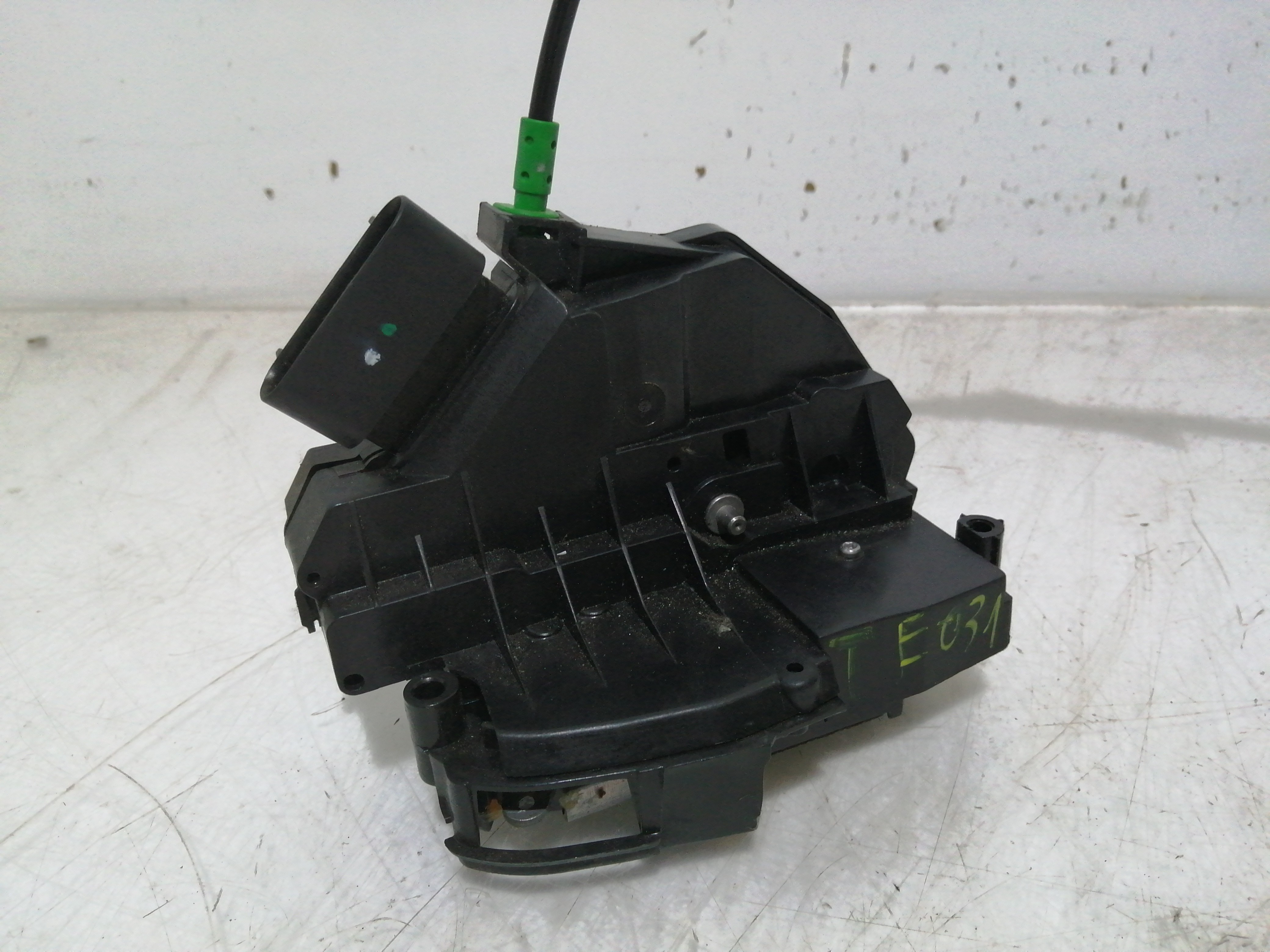 Fecho da Porta Trás Esquerdo FORD FIESTA VI (CB1, CCN) | 08 - 