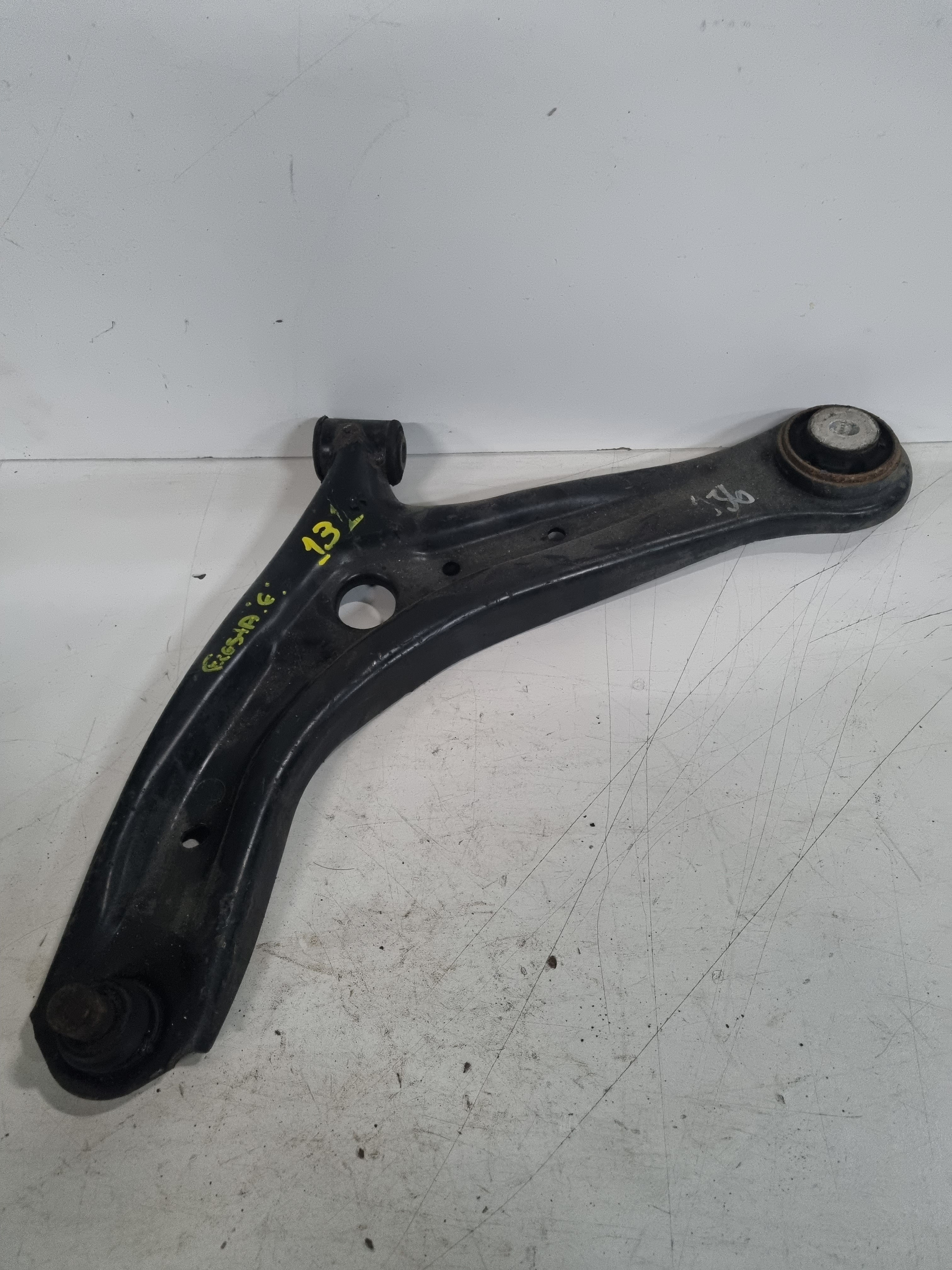Braço de suspensão pequeno esquerdo FORD FIESTA VI (CB1, CCN) | 08 - 
