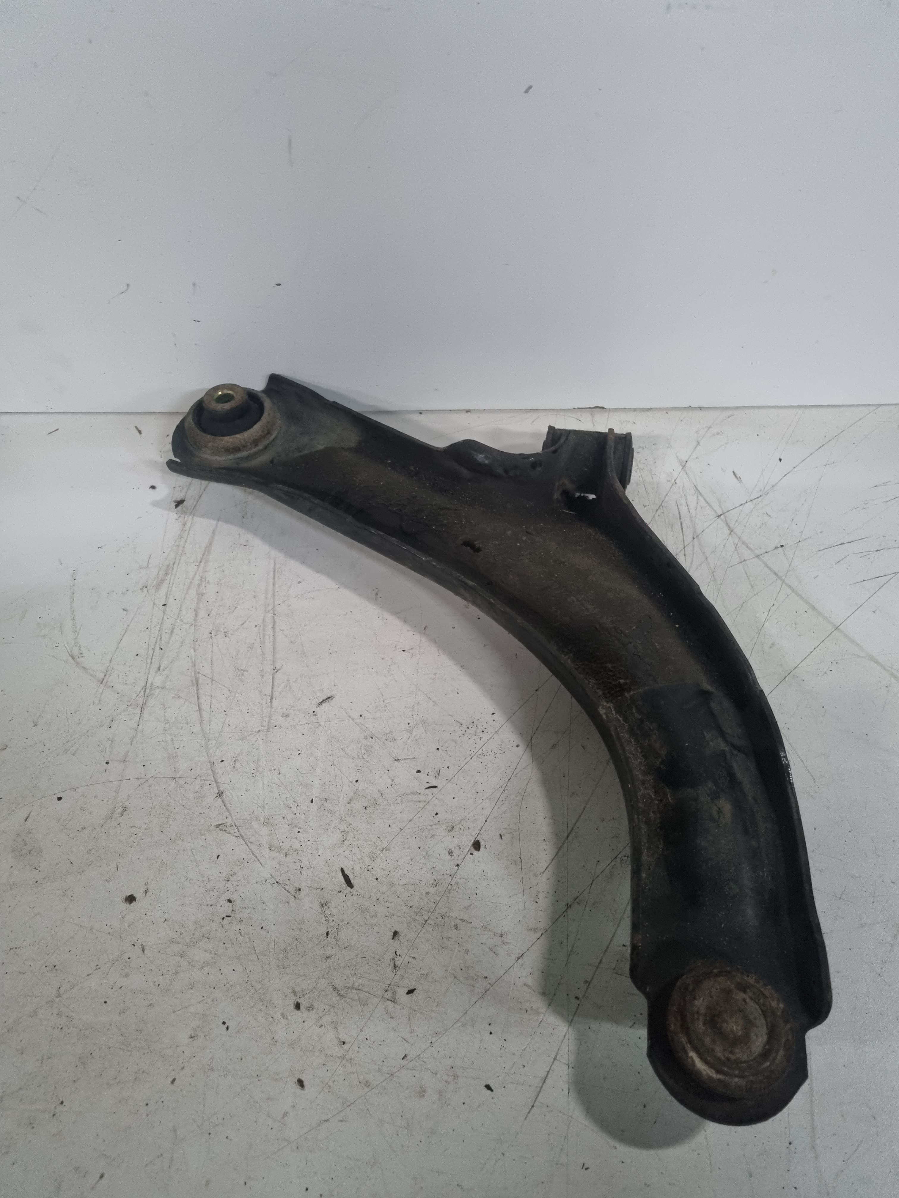 Braço de suspensão pequeno esquerdo RENAULT CLIO III (BR0/1, CR0/1) | 05 -  Imagem-1