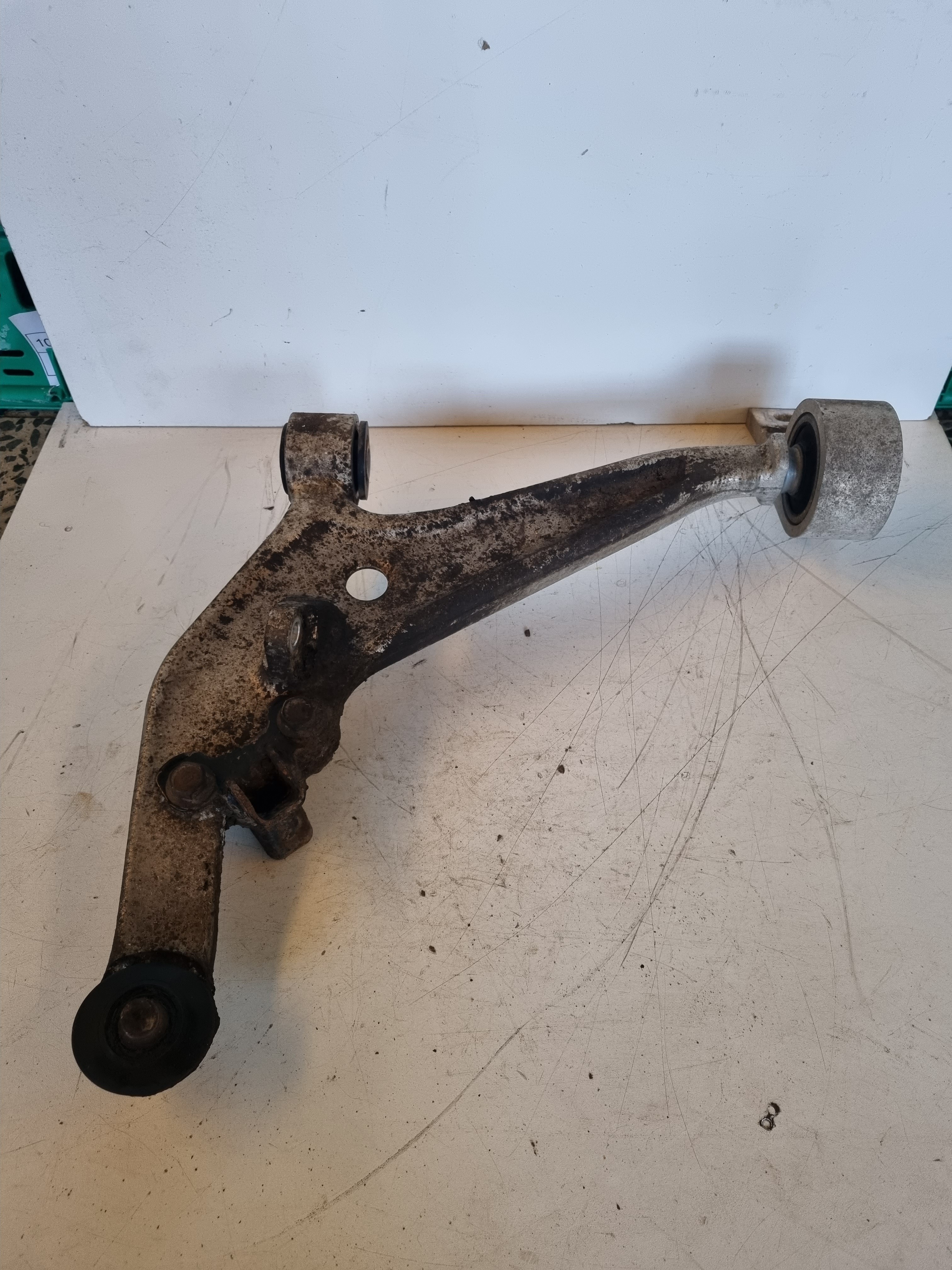 Braço de suspensão pequeno esquerdo NISSAN X-TRAIL (T30) | 01 - 13