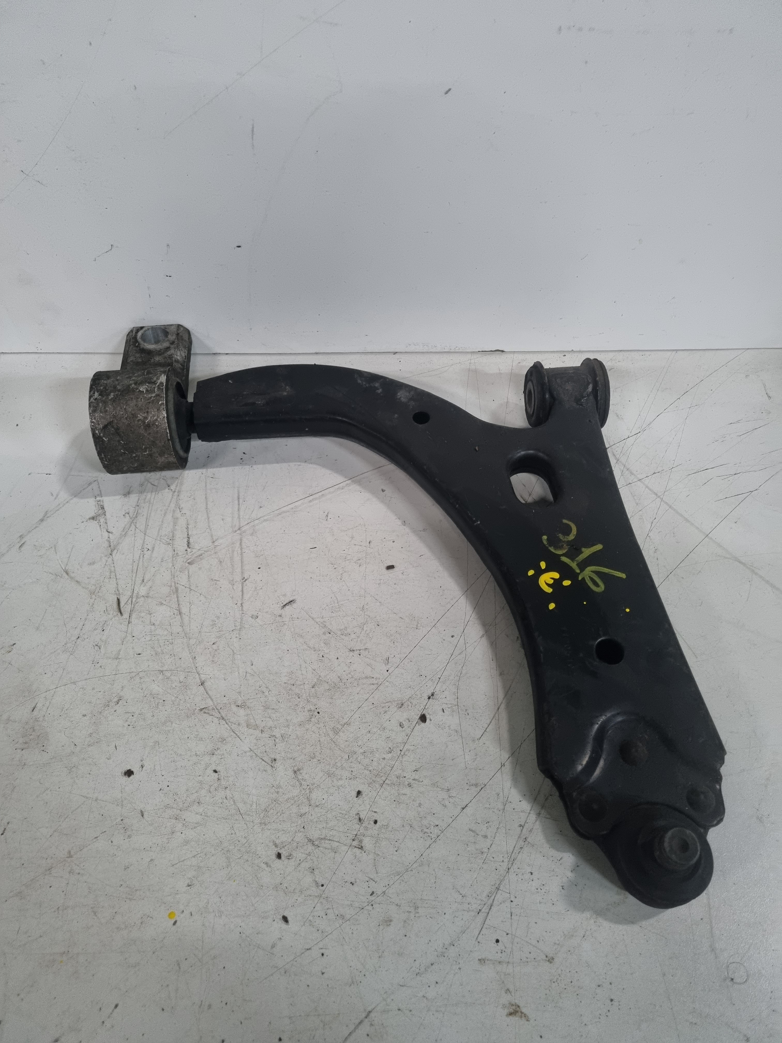 Braço de suspensão pequeno esquerdo FORD FIESTA V (JH_, JD_) | 01 - 14