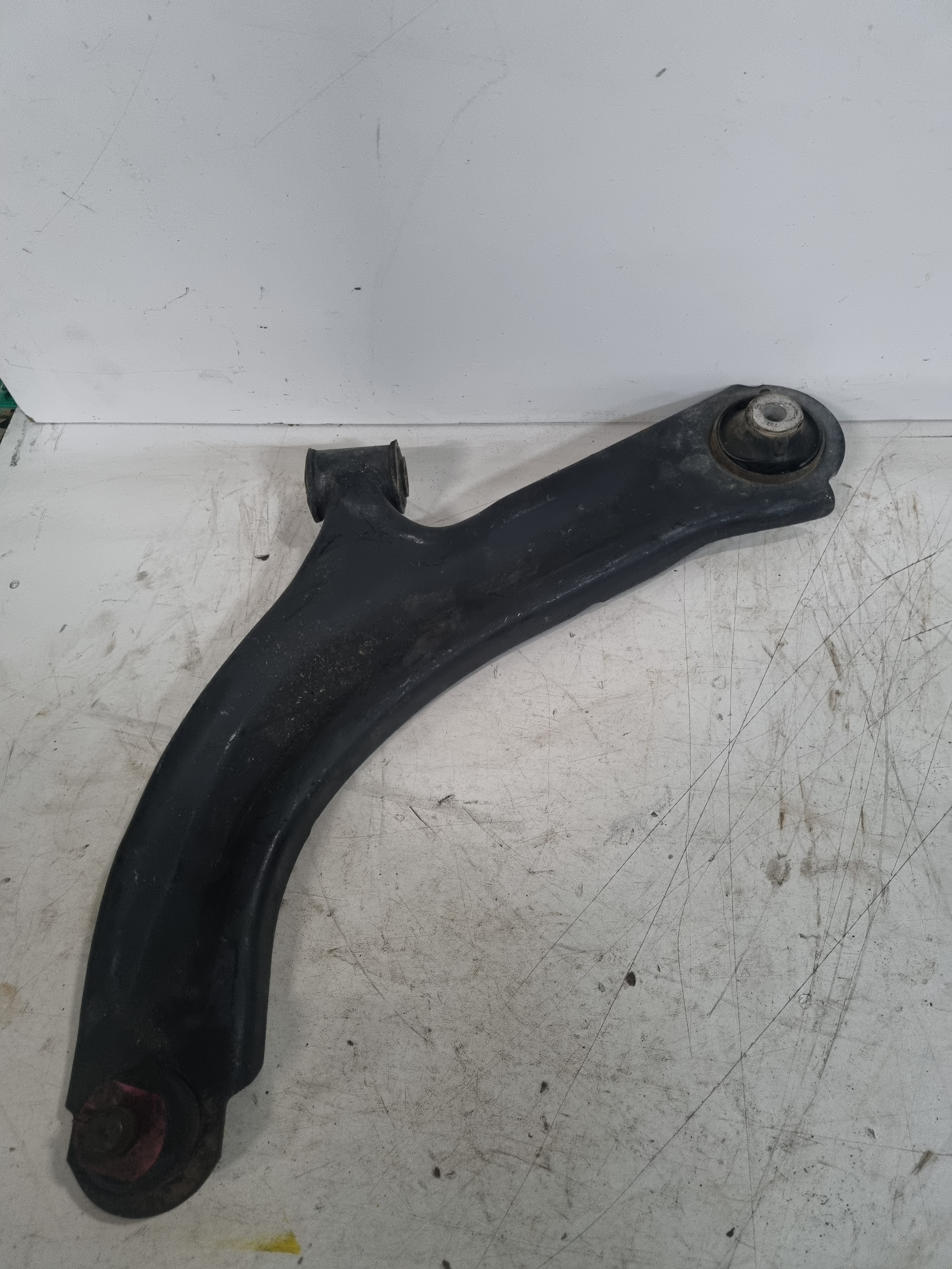 Braço de suspensão pequeno esquerdo NISSAN NOTE (E11, NE11) | 05 - 13