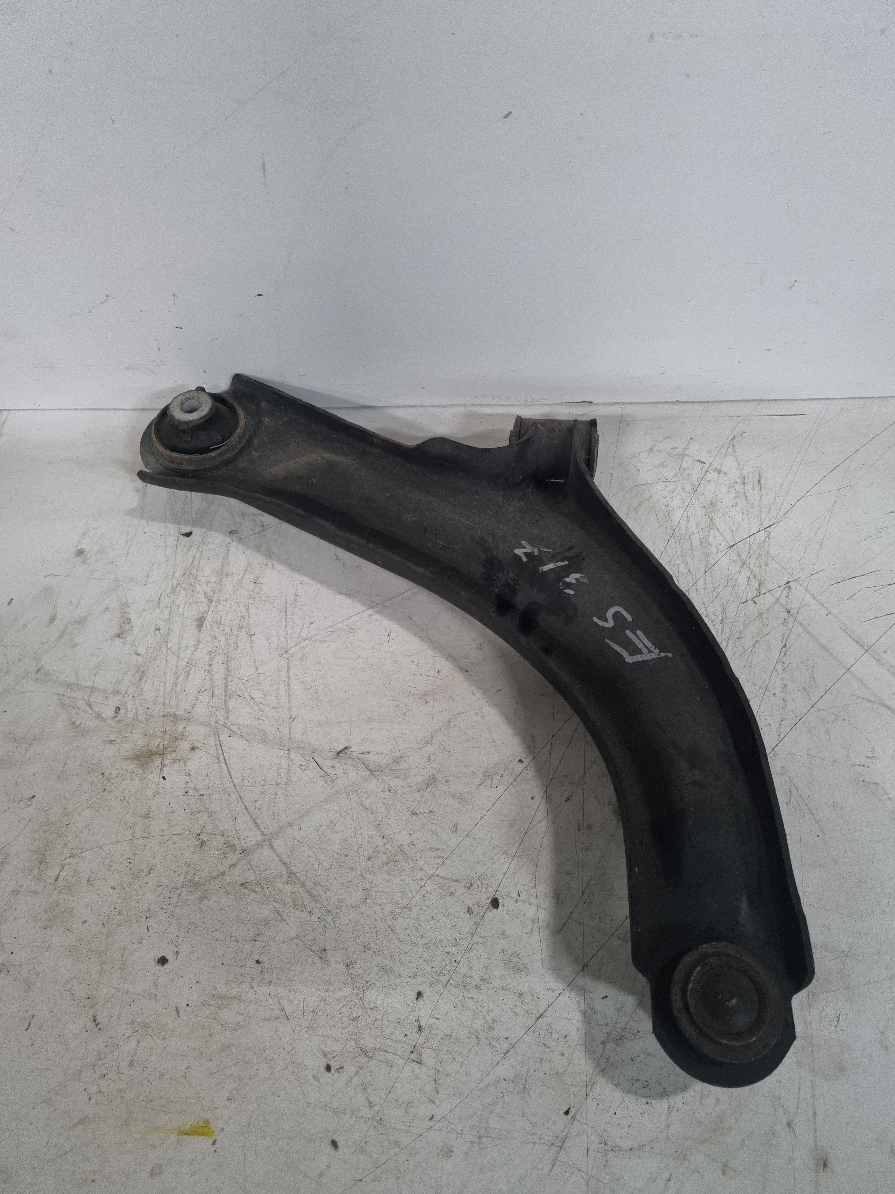 Braço de suspensão pequeno esquerdo NISSAN NOTE (E11, NE11) | 05 - 13 Imagem-1