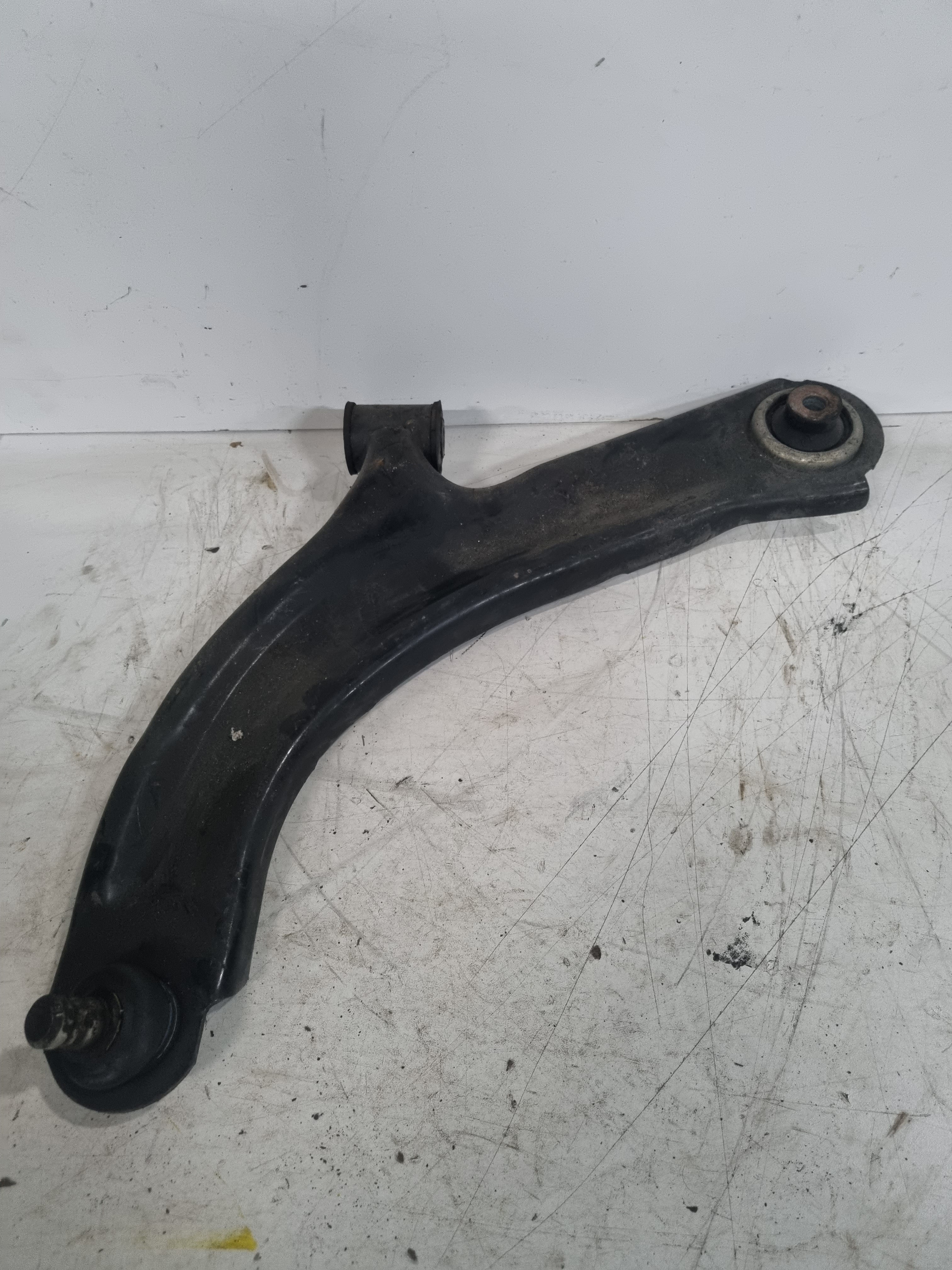 Braço de suspensão pequeno esquerdo RENAULT CLIO III (BR0/1, CR0/1) | 05 - 