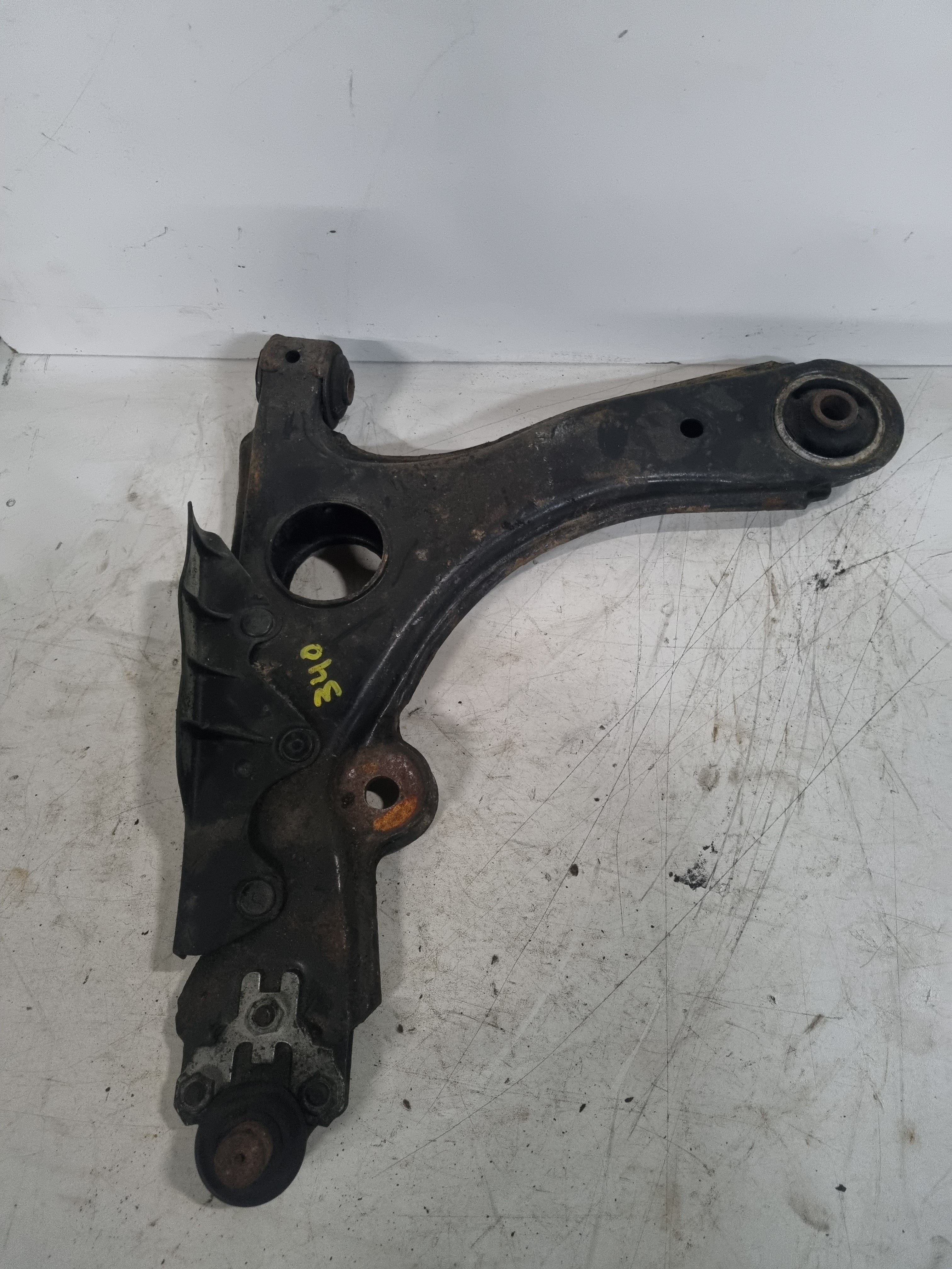 Braço de suspensão pequeno esquerdo VOLKSWAGEN PASSAT (3A2, 35I) | 88 - 97