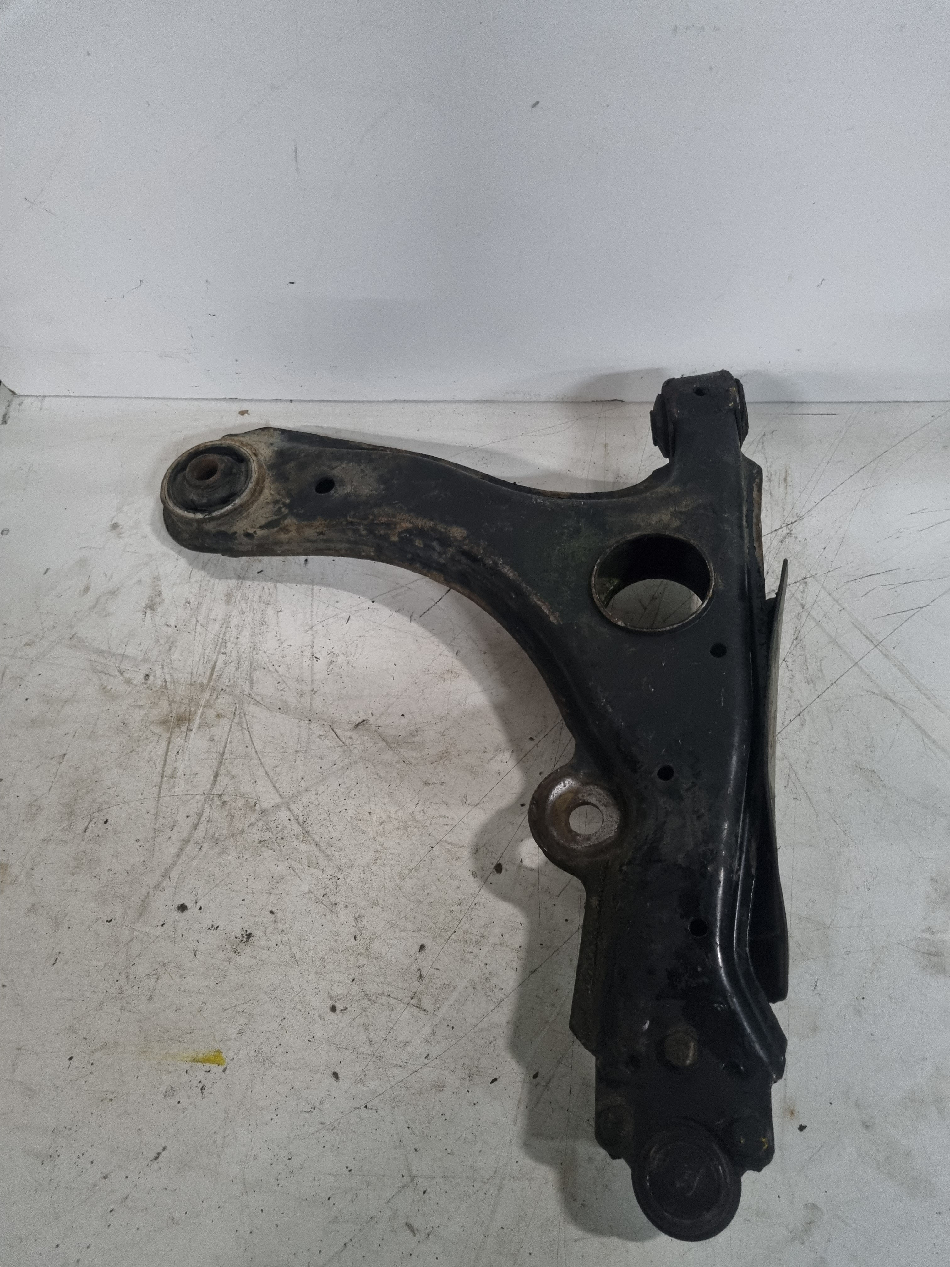 Braço de suspensão pequeno esquerdo VOLKSWAGEN PASSAT (3A2, 35I) | 88 - 97 Imagem-1