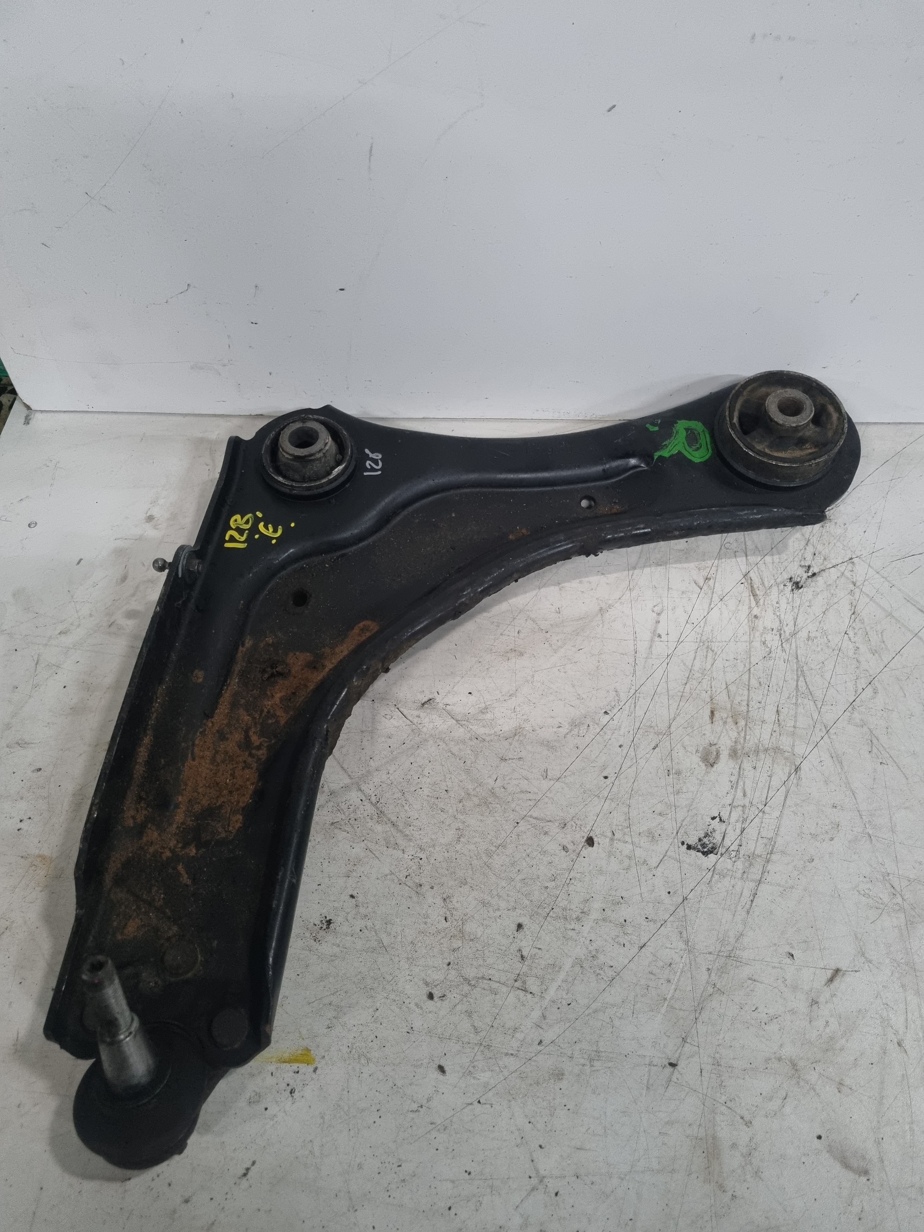 Braço de suspensão pequeno esquerdo RENAULT LAGUNA III Sport Tourer (KT0/1) | 07 - 15