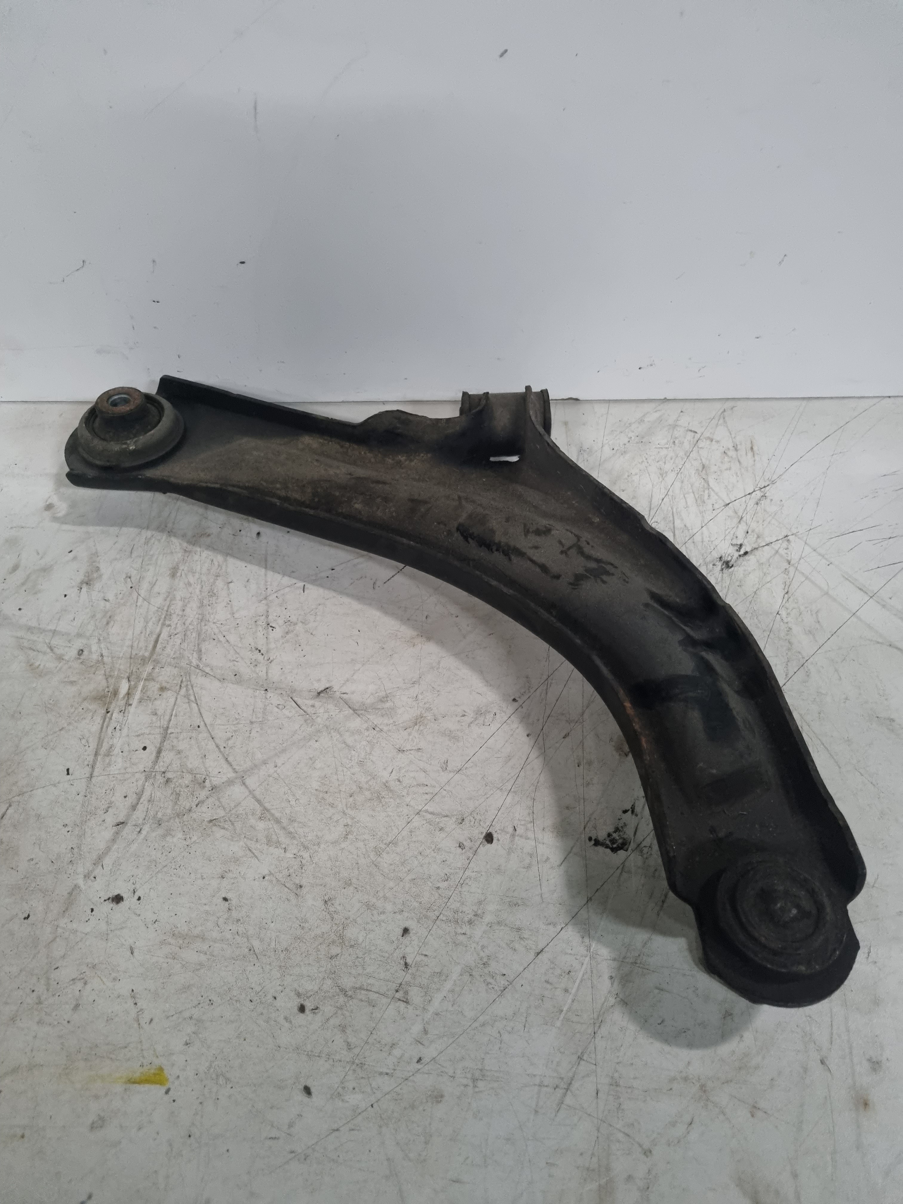 Braço de suspensão pequeno esquerdo RENAULT CLIO III (BR0/1, CR0/1) | 05 -  Imagem-1