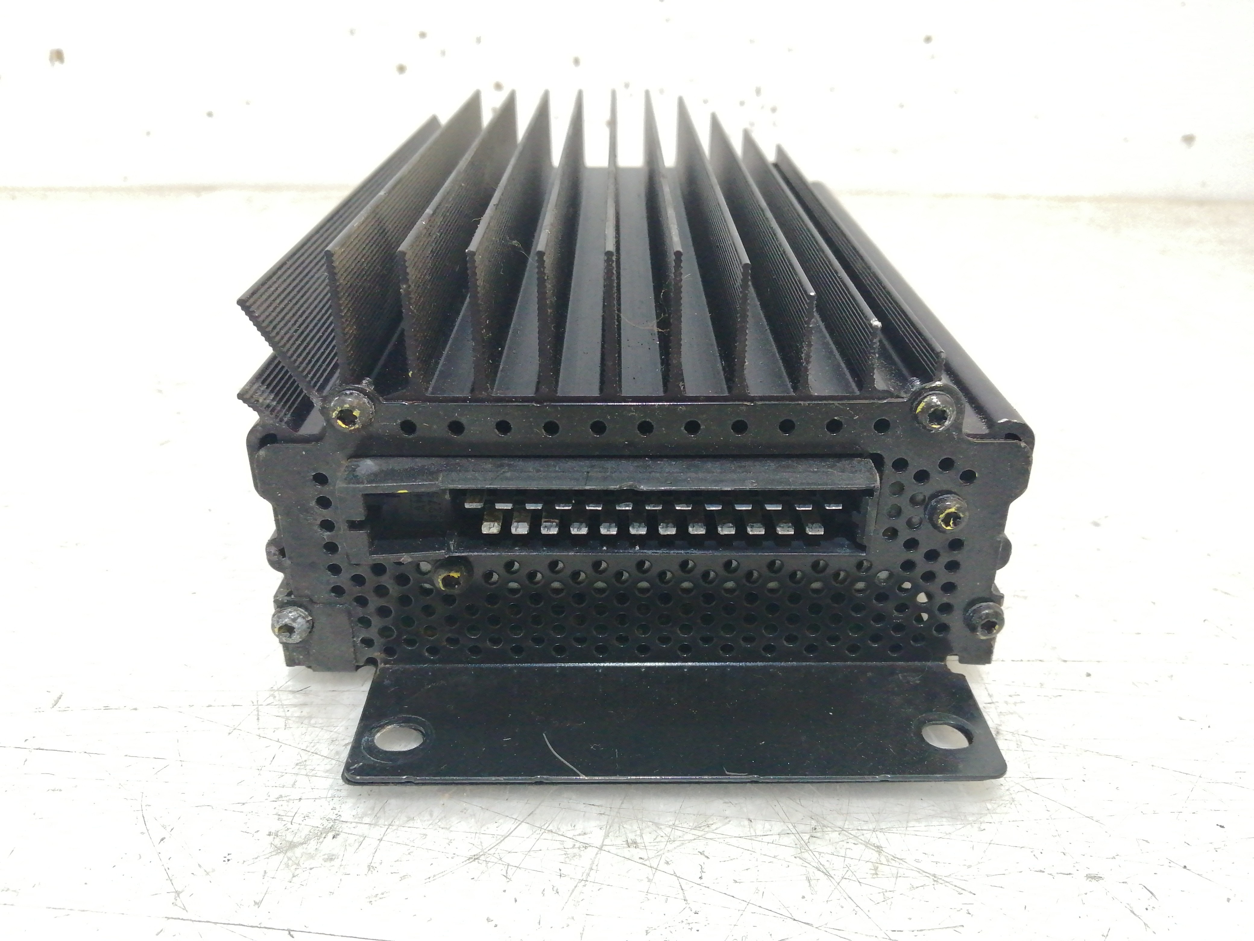 Amplificador de antena AUDI A8 (4D2, 4D8) | 94 - 05 Imagem-1