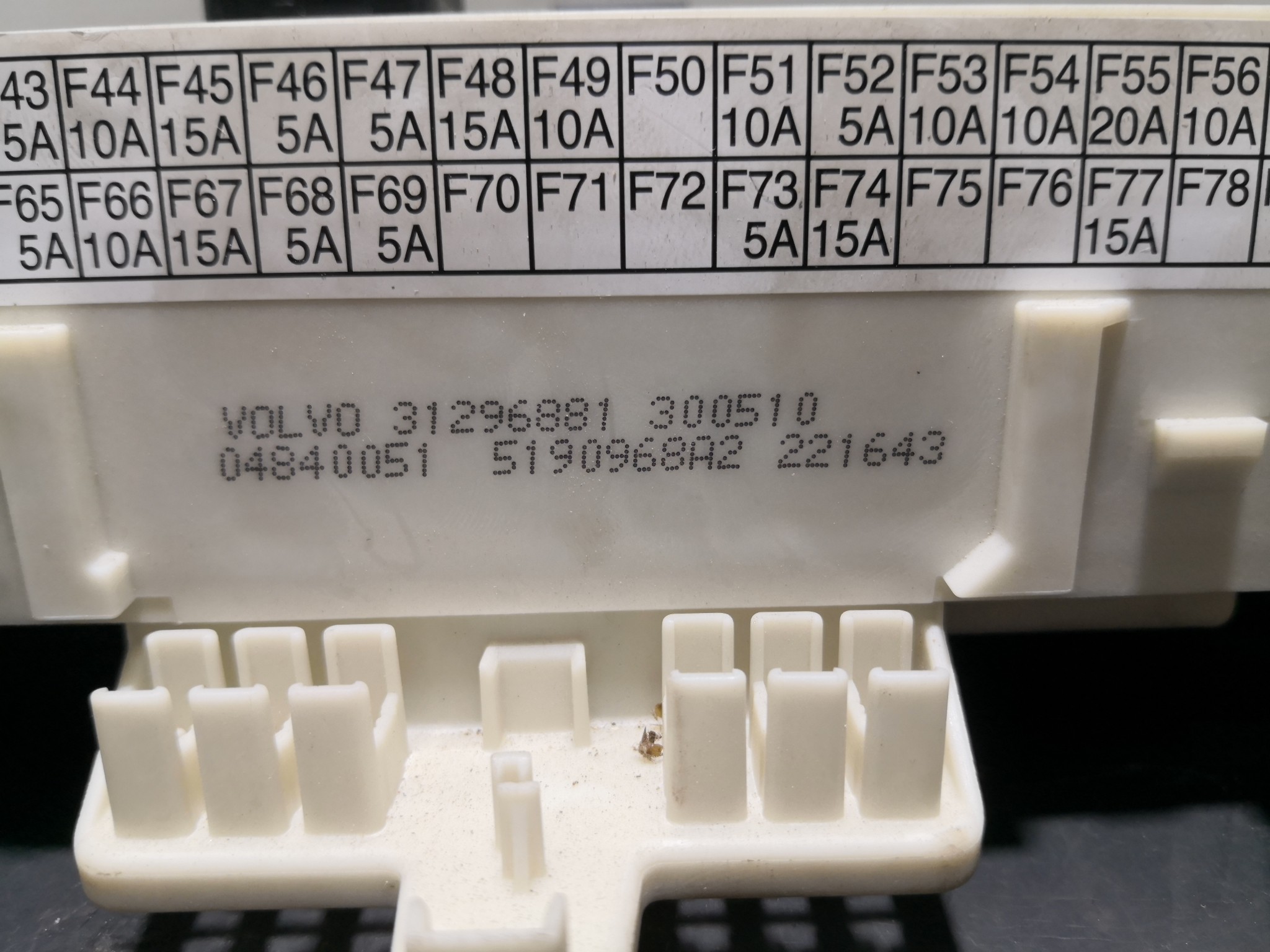 Caixa dos Fusíveis VOLVO C30 (533) | 06 - 13 Imagem-1