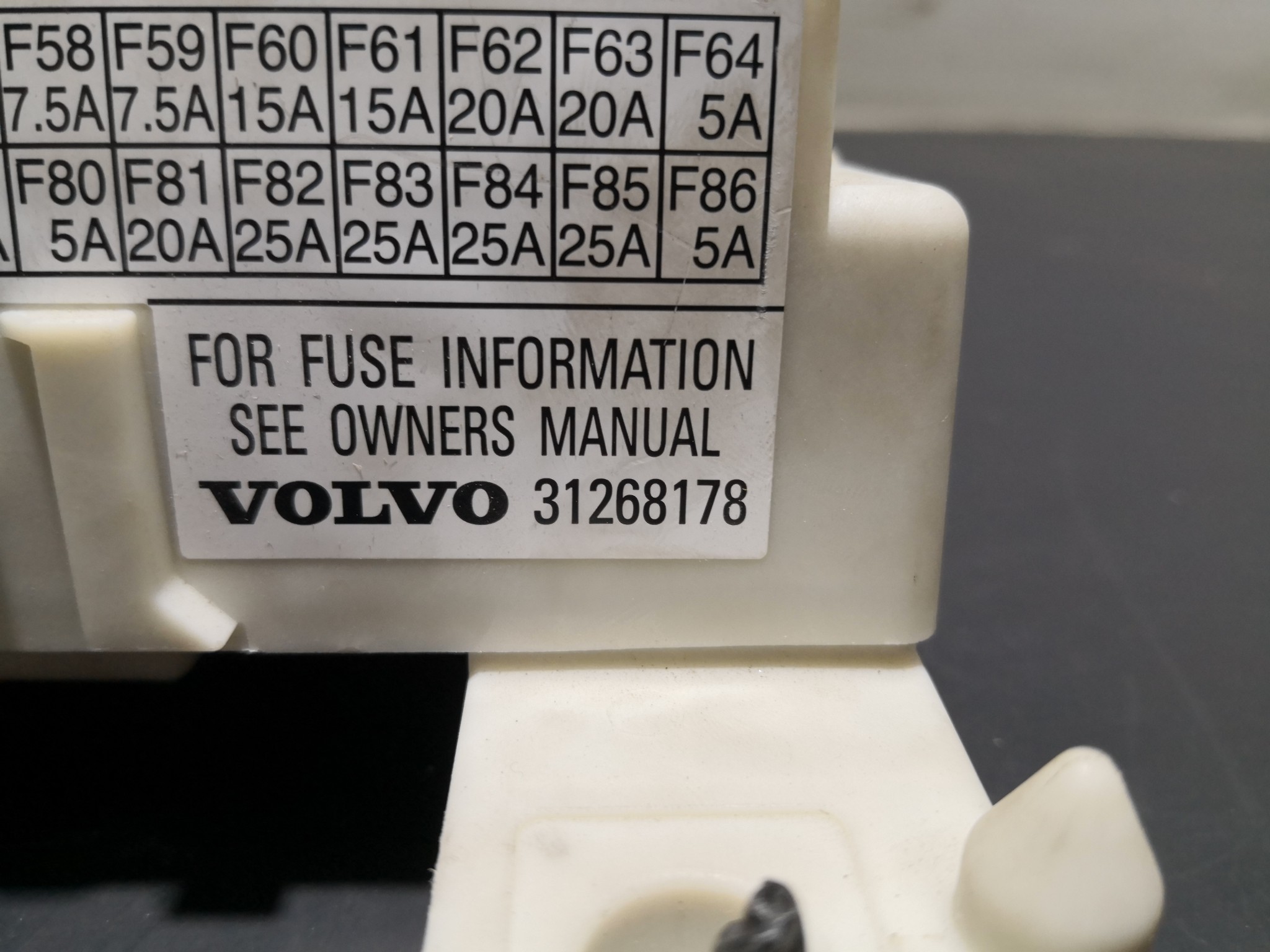 Caixa dos Fusíveis VOLVO C30 (533) | 06 - 13 Imagem-2