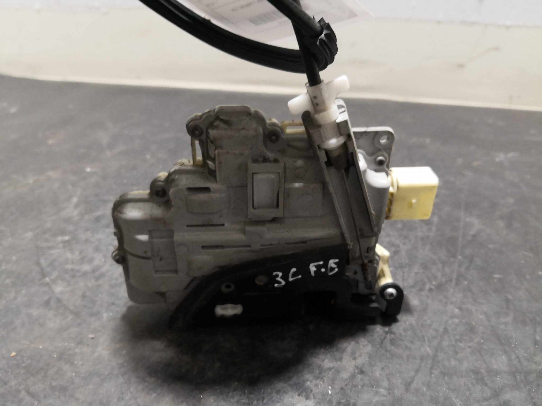 Fecho da Porta Frente Esq VOLKSWAGEN PASSAT (3C2) | 05 - 10 Imagem-3