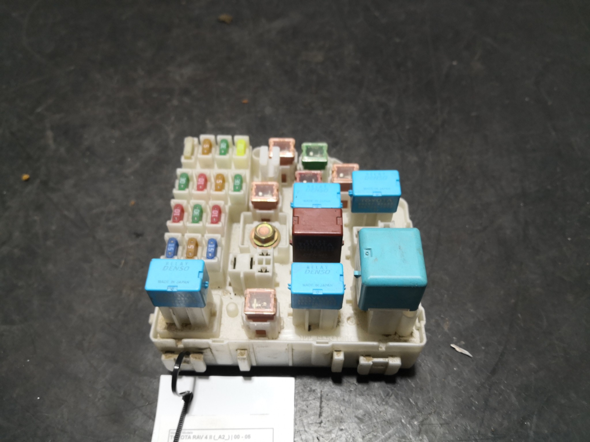 Caixa dos Fusíveis TOYOTA RAV 4 II (_A2_) | 00 - 05 Imagem-1