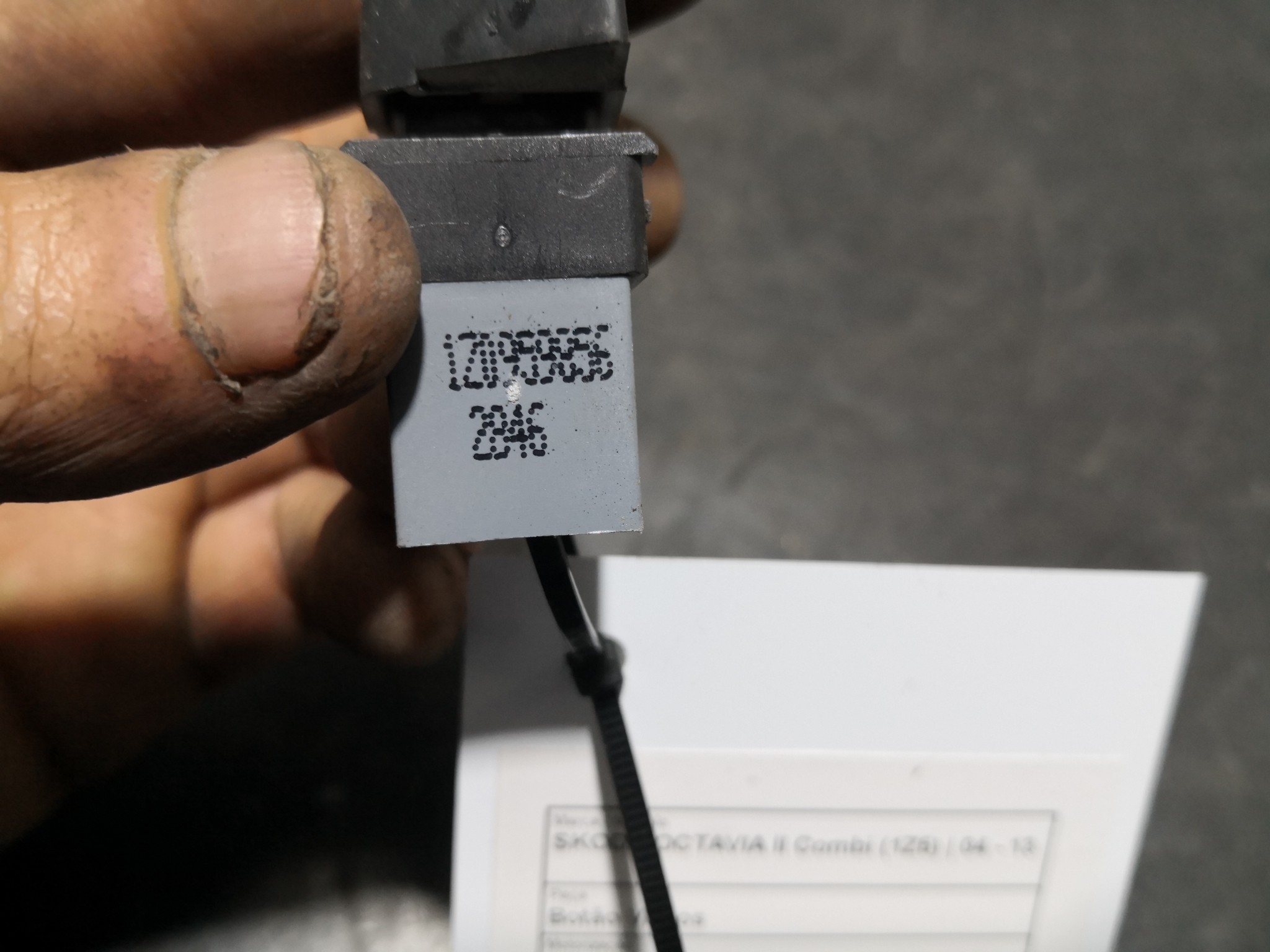 Botão Vidros SKODA OCTAVIA II Combi (1Z5) | 04 - 13 Imagem-1