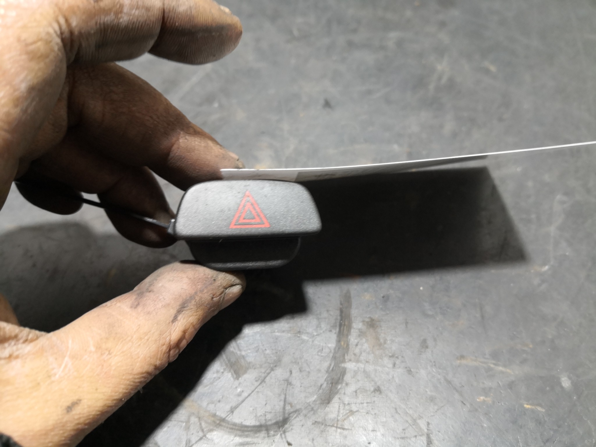 Botão 4 Piscas FORD - ID S_92359