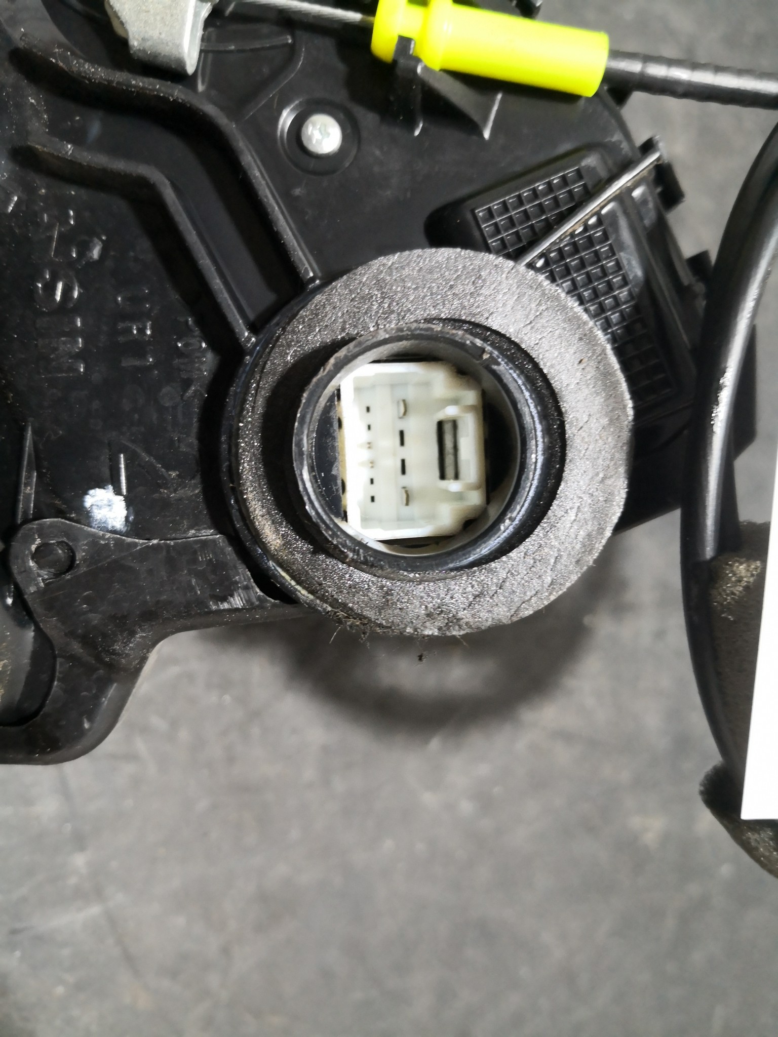 Fecho da Porta Frente Dto TOYOTA AVENSIS três volumes (_T27_) | 08 - 18 Imagem-1