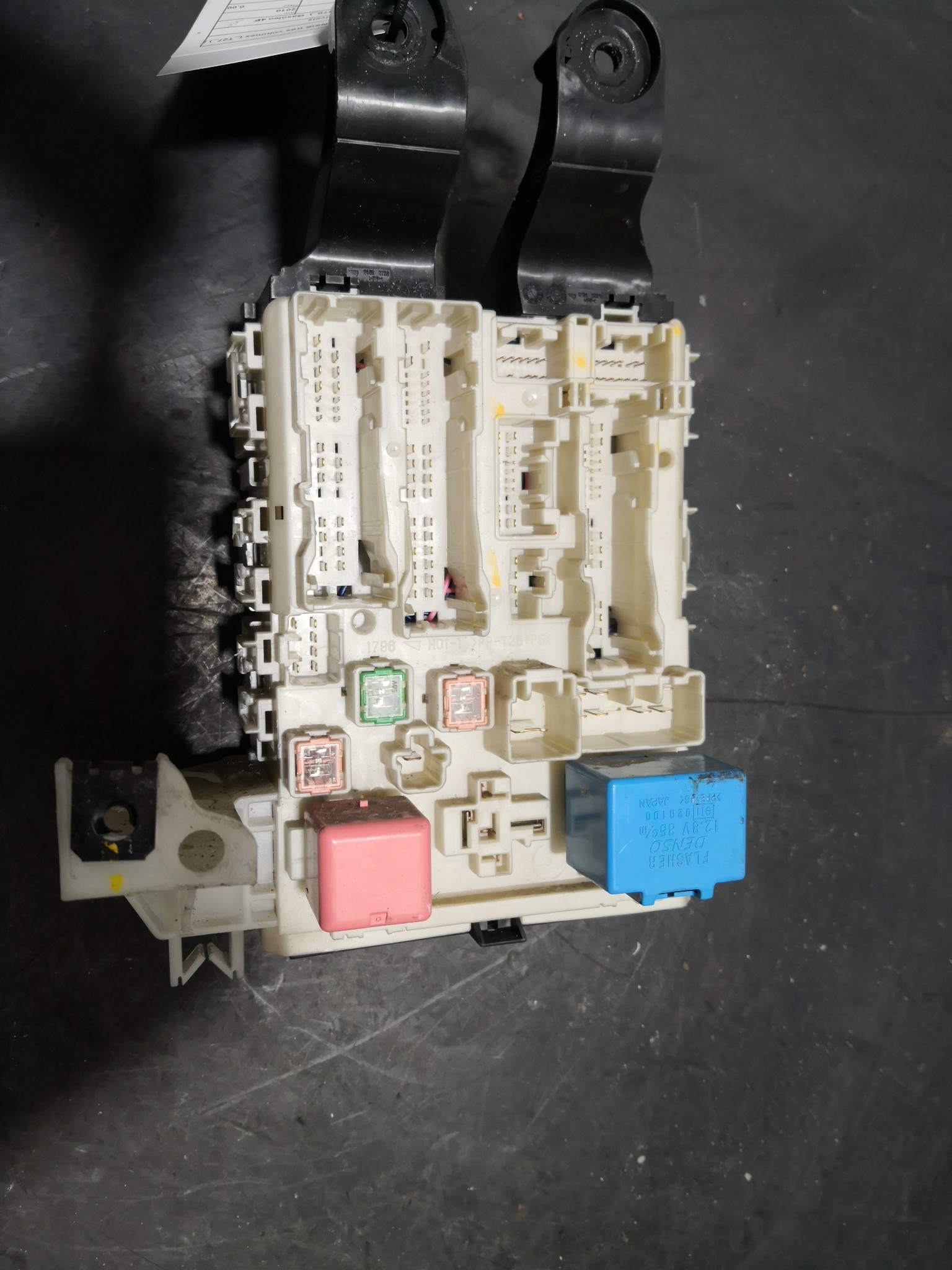 Caixa dos Fusíveis TOYOTA AVENSIS três volumes (_T27_) | 08 - 18 Imagem-1