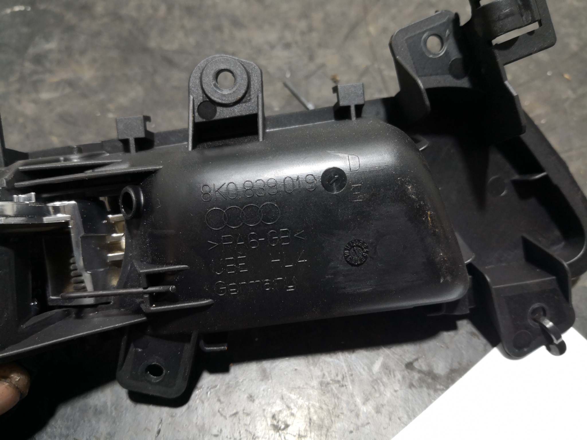 Puxador Interior Trás Esq AUDI A4 (8K2, B8) | 07 - 15 Imagem-1