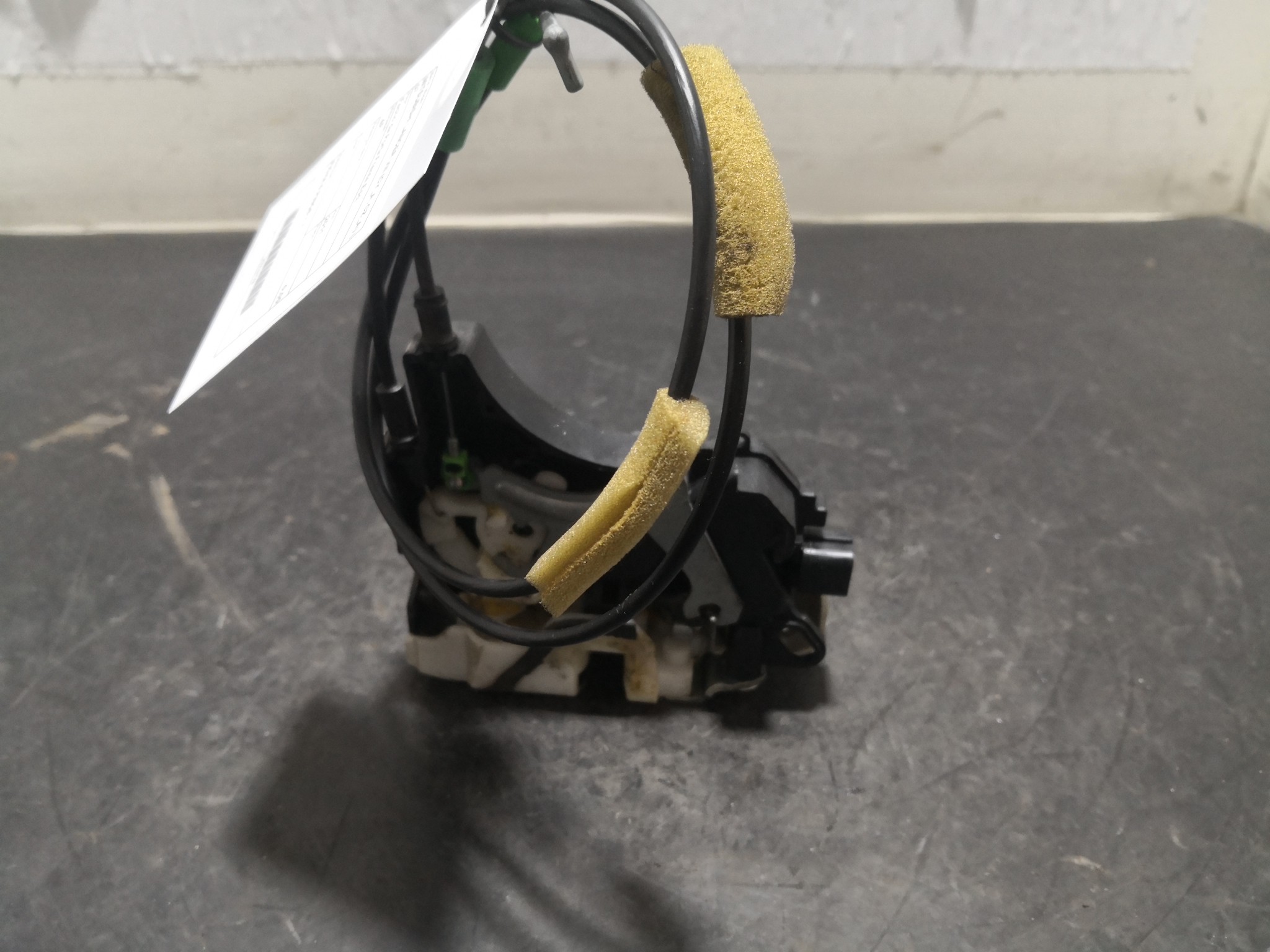 Fecho da Porta Frente Esq MITSUBISHI - ID S_93775