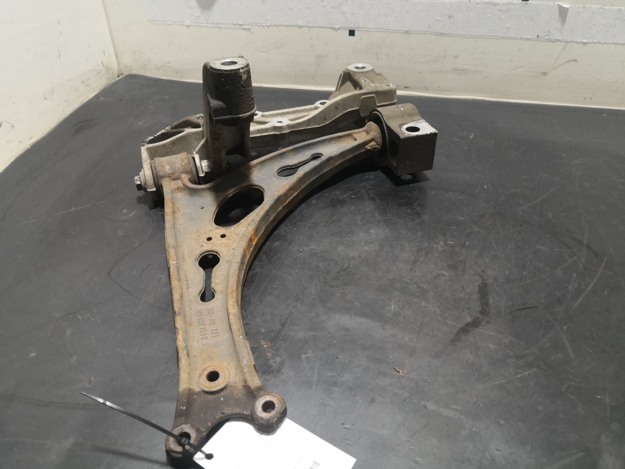 Braço Suspensão Frente Esq SKODA - ID S_94140