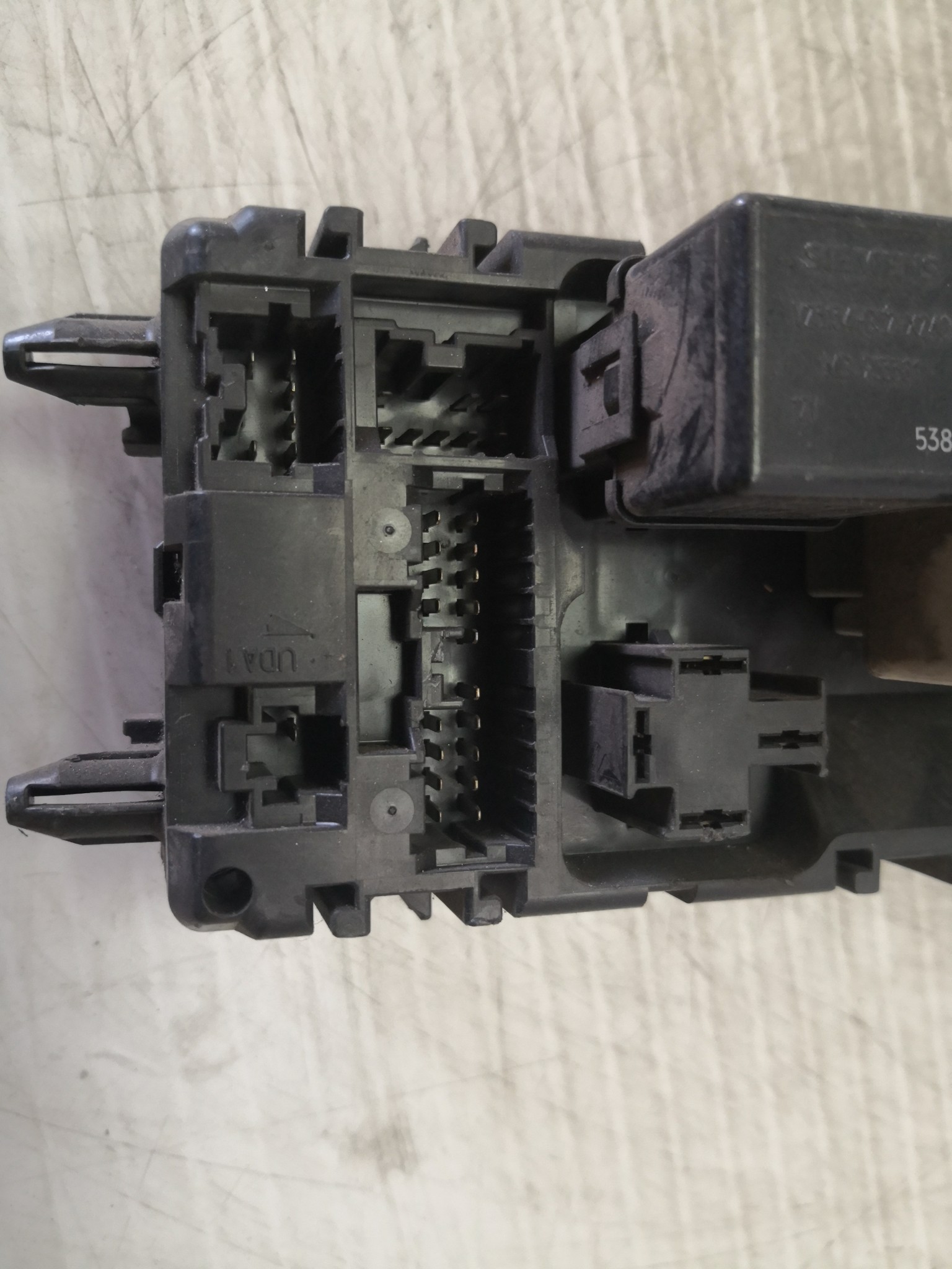 Caixa dos Fusíveis MITSUBISHI CARISMA três volumes (DA_) | 96 - 06 Imagem-1