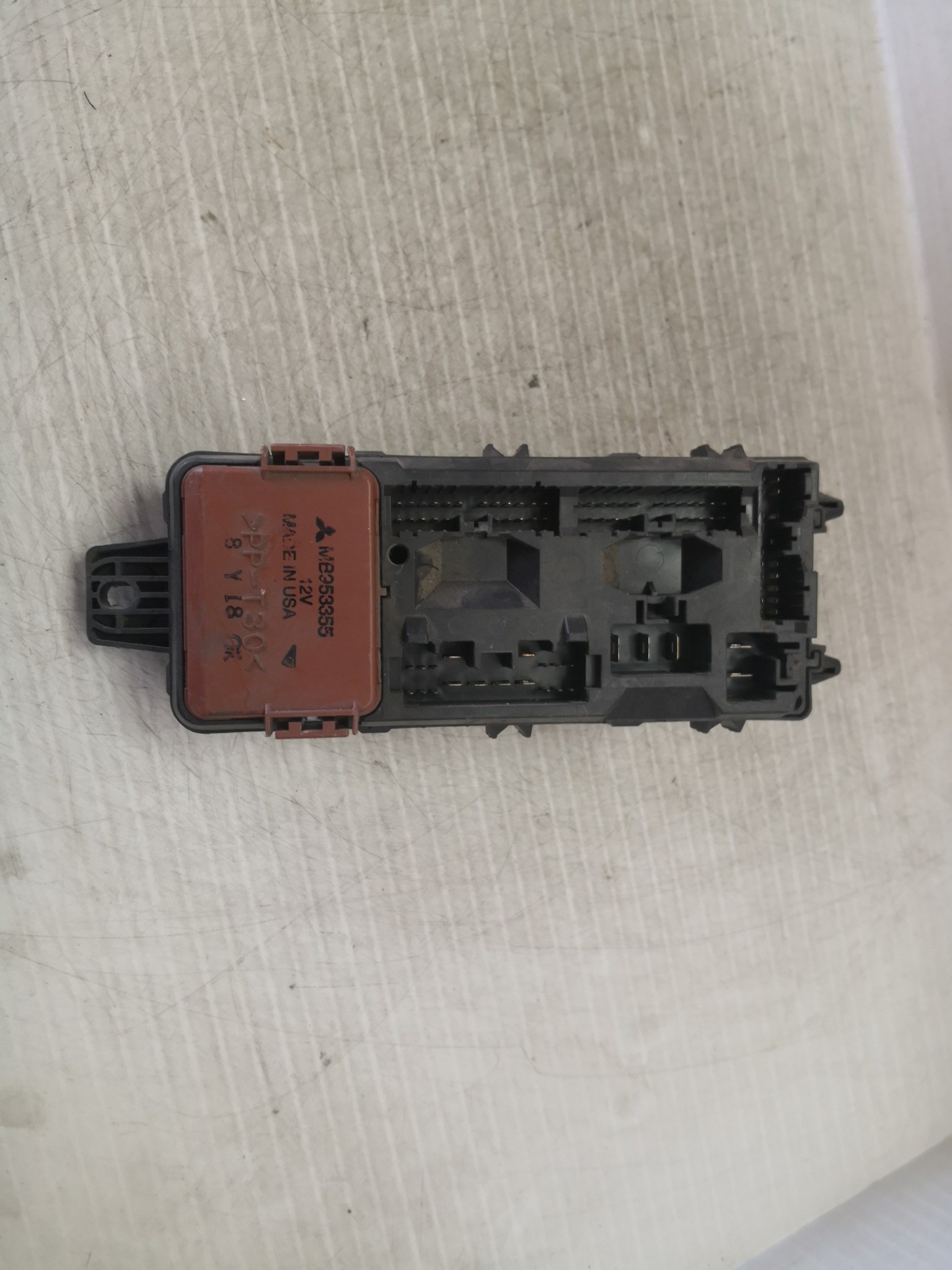 Caixa dos Fusíveis MITSUBISHI CARISMA três volumes (DA_) | 96 - 06 Imagem-2