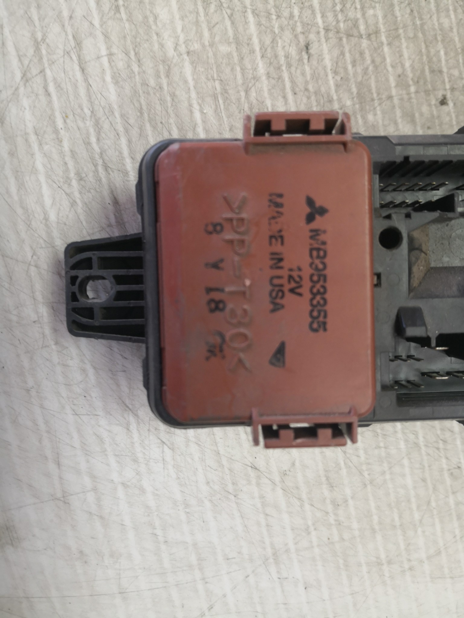 Caixa dos Fusíveis MITSUBISHI CARISMA três volumes (DA_) | 96 - 06 Imagem-3