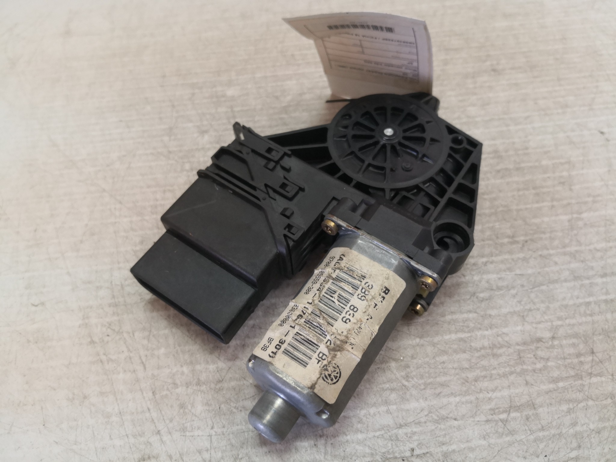 Motor elevador trás esq. VOLKSWAGEN PASSAT Variant (3B6) | 00 - 05 Imagem-2